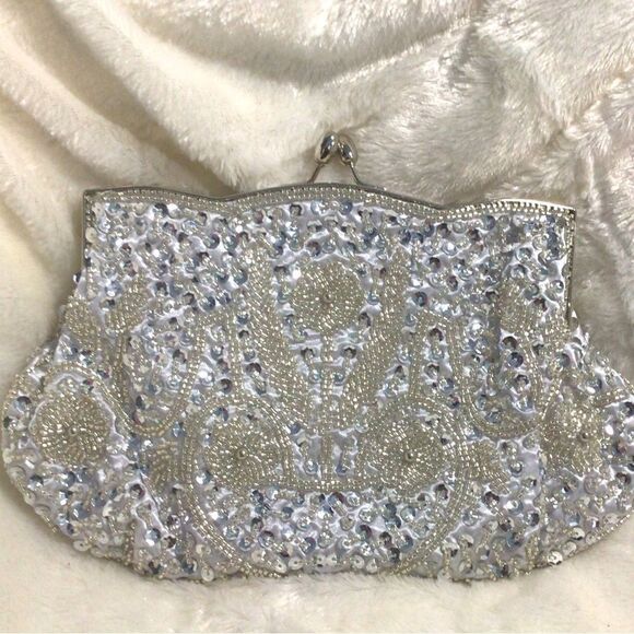 Fully beaded white shoulder bag/clutch NWOT - Picture 1 of 9